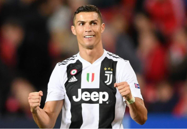 足球曝巴黎双星关系紧张，更衣室氛围引担忧（传巴黎双核不睦，更衣室气氛堪忧）