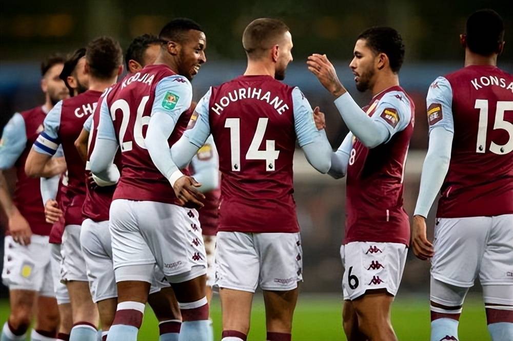 阿图什杯球员进球后跑上看台给母亲献花，后两黄变一红被罚下