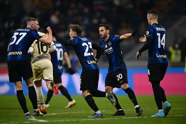 英超曼联和铁锤帮踢平，胖虎大力轰门式传球助攻达洛特种瓜得豆！