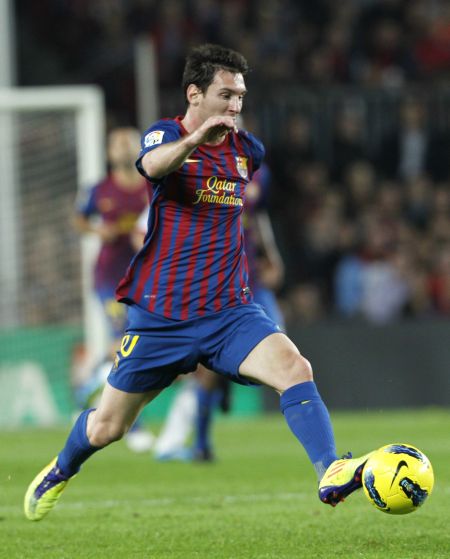 上海海港实现三连冠，申花亚军，梅州客队降级，亚冠表现不佳，山东泰山机会最大。