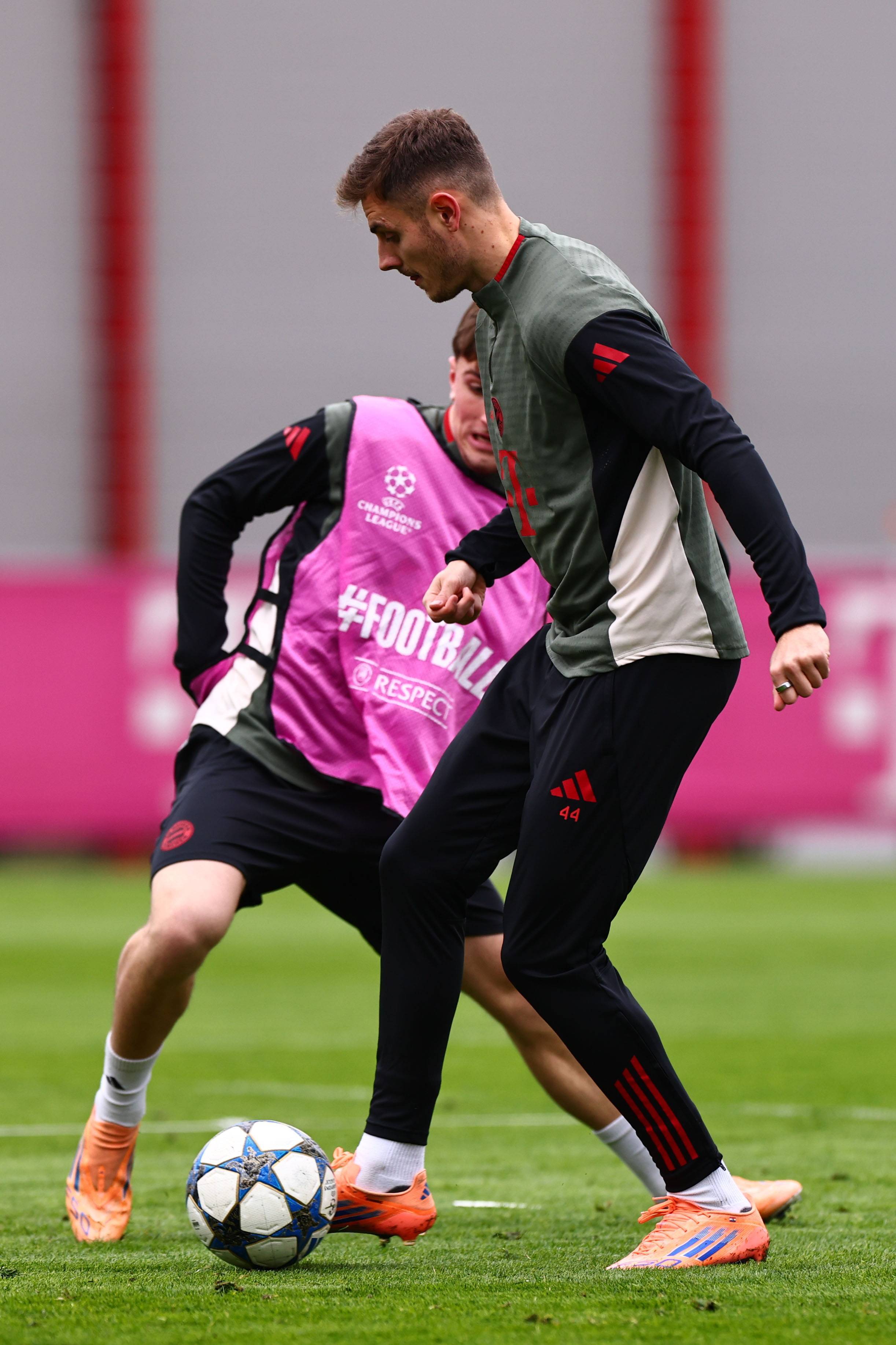 法媒：萨福诺夫在点球第三轮已经骨折，随后又扑了两个点球（法媒：萨福诺夫点球大战第三轮时已骨折，随后仍扑出两粒点球）