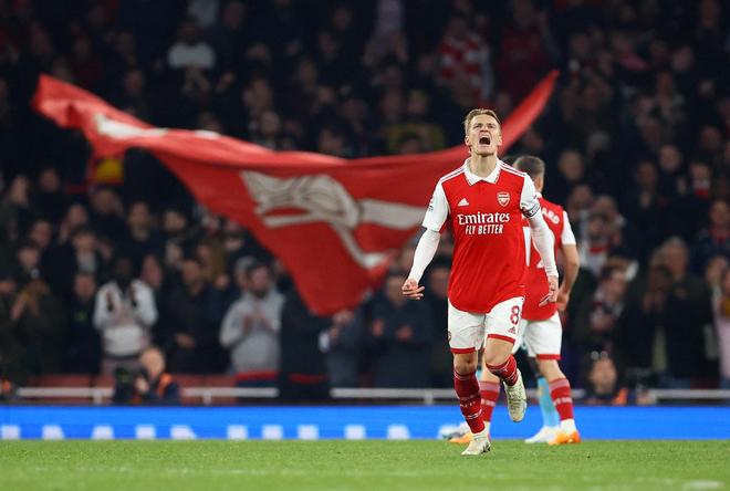 英冠半场：伯吉斯乌龙，雷克瑟姆暂1-0斯旺西（英冠半场战况：伯吉斯自摆乌龙，雷克瑟姆暂以1-0领先斯旺西）