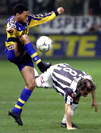 世体：近三千英格兰球迷做客，皇马vs曼城安排1700名安保